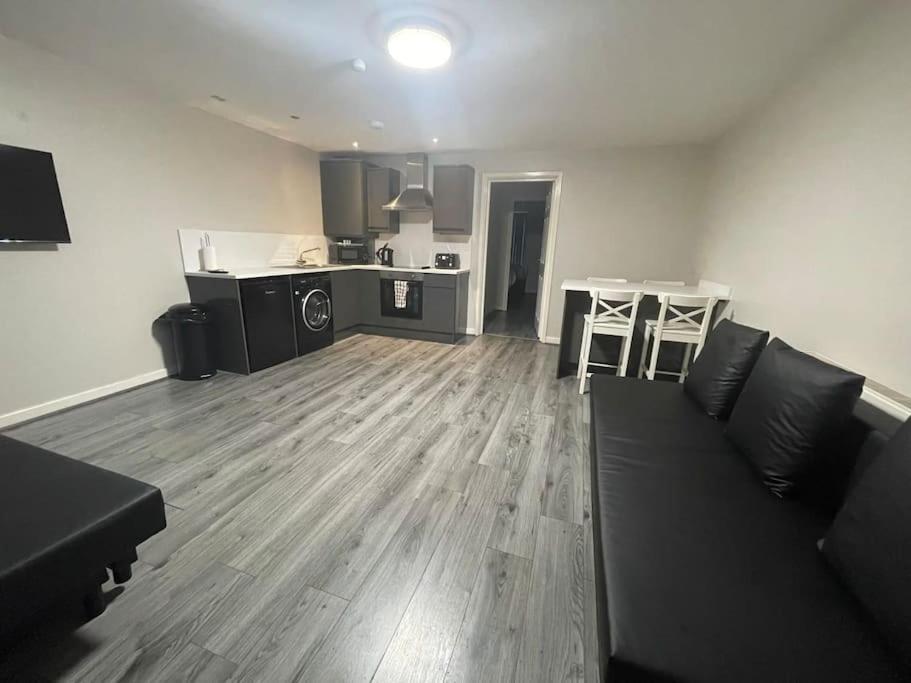 Hosted By Ryan - 2 Bedroom Apartment Ливърпул Екстериор снимка